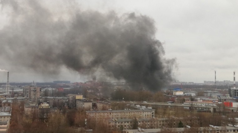 Очевидцы сообщают о пожаре на заводе на севере Петербурга