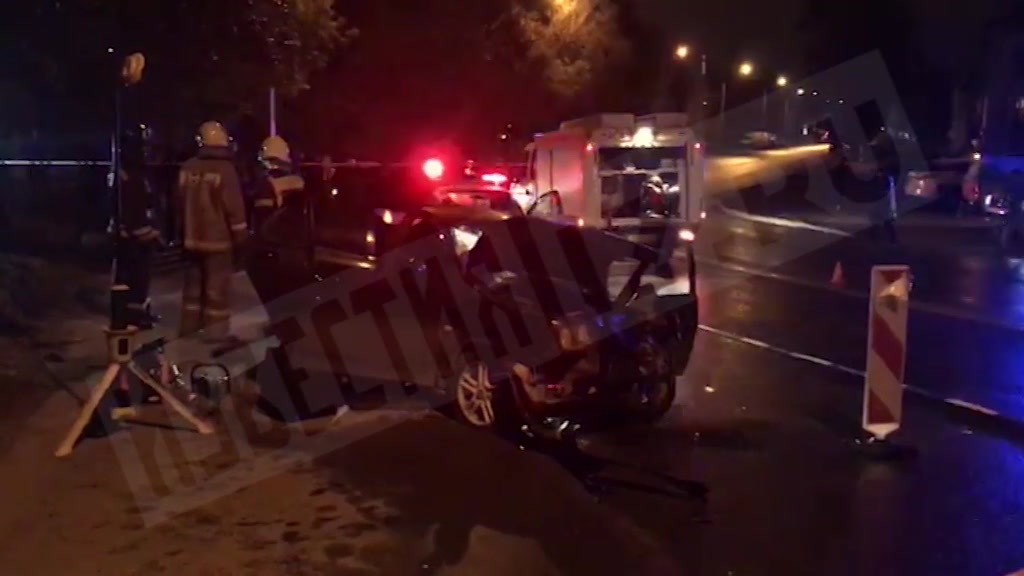 Два человека погибли в аварии на севере Москвы — видео с места