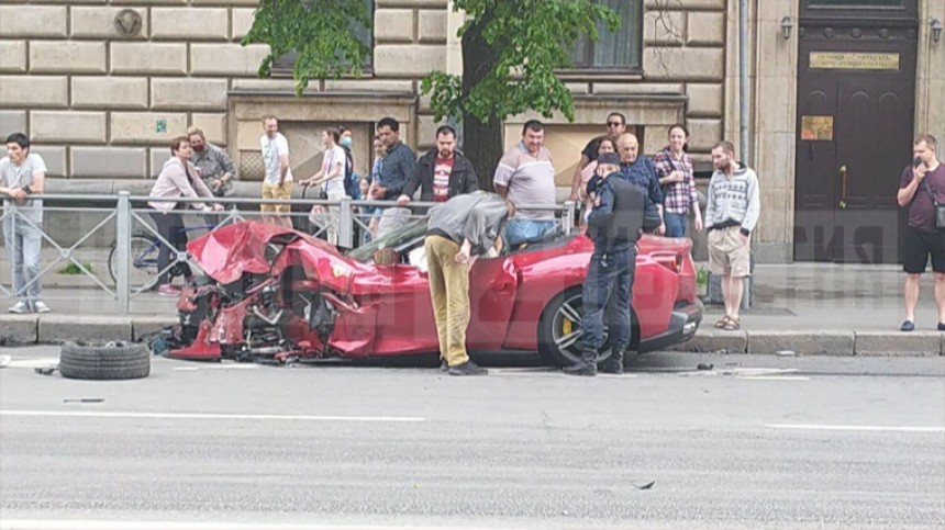 : Ferrari    Volkswagen Polo  