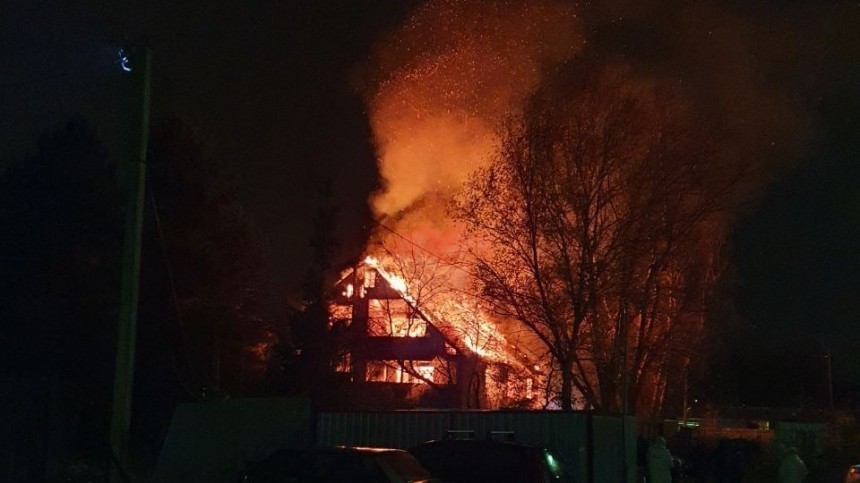 Видео: Жилой дом вспыхнул в подмосковном Красногорске