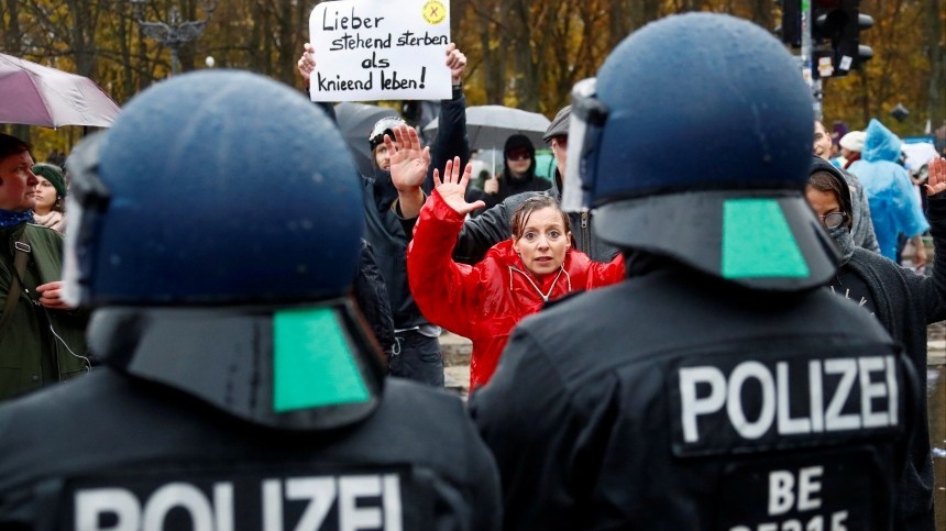 Полиция поливала из водометов демонстрантов в Берлине — видео