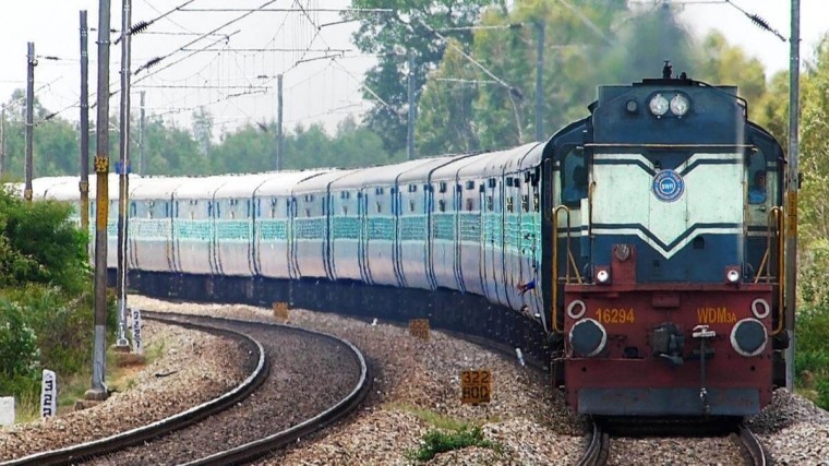 Более 50 человек погибли под колесами поезда в Индии — жуткое видео