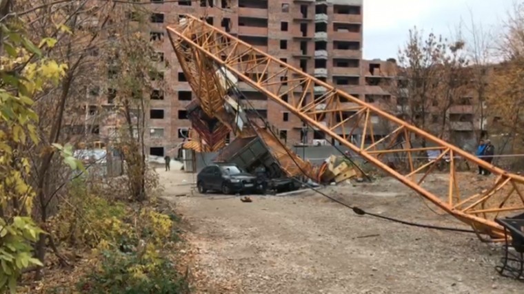 Падение крана видео. Подъемный кран упал. Падение крана в кирове. Падение крана на 9 мая красноярск. В тюмени упали 2 башенных крана.