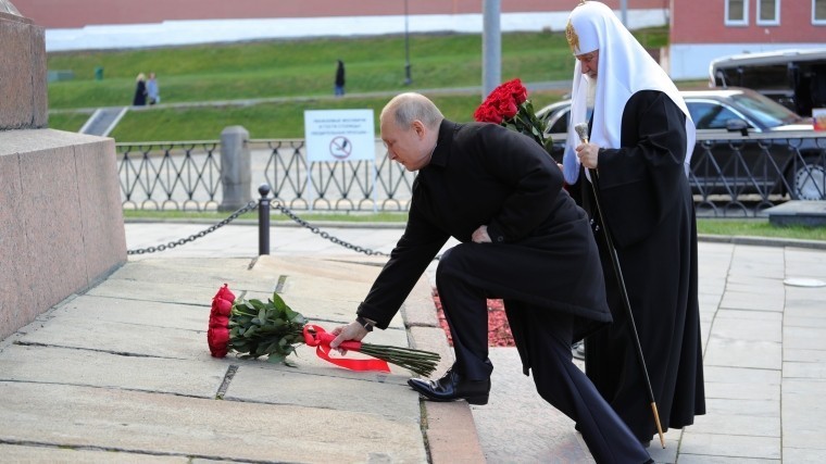 Владимир Путин возложил цветы к памятнику Минину и Пожарскому