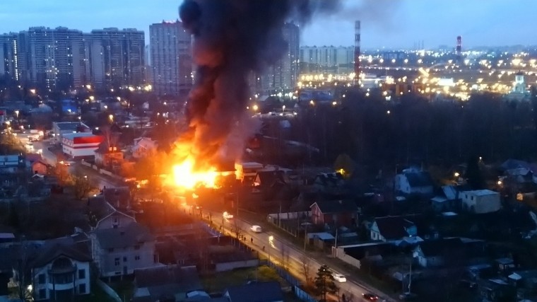 Видео: Шиномонтаж полыхает возле станции метро “Девяткино” в Петербурге