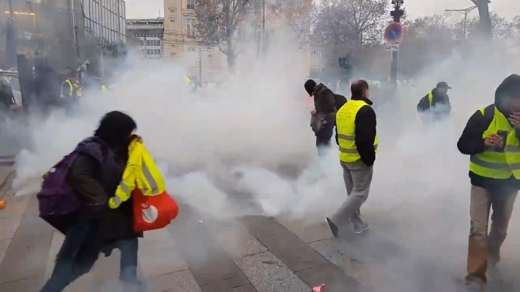 Более 100 человек задержаны на акции протеста в Париже — видео