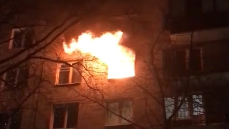 Сильный пожар в жилой многоэтажке на юге Петербурга попал на видео
