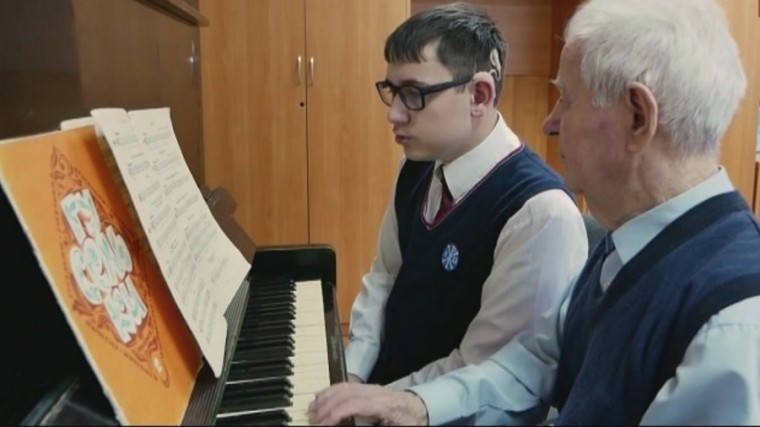 Музыка творит чудеса: глухой подросток научился петь благодаря учителю в Новосибирске