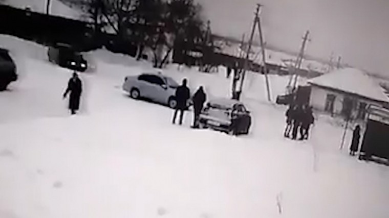 Видео: лихач сбил шестерых человек на остановке в Алтайском крае