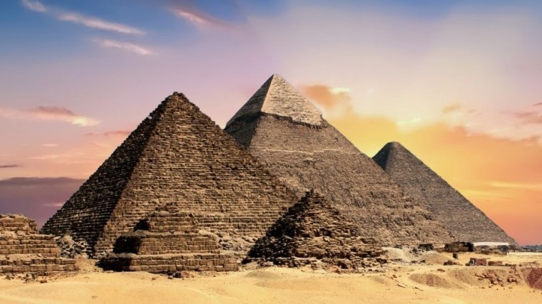 Двое египтян поплатятся за секс туристов на вершине пирамиды Хеопса