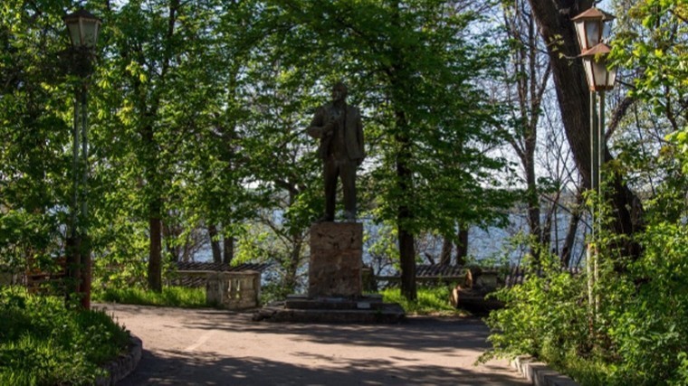 У властей украинского города не получается снести последний памятник Ленину