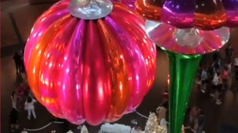 Самый большой в мире новогодний шар висит в торговом центре в Дубае — видео