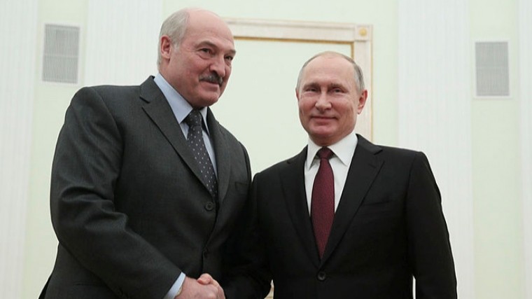 Лукашенко подарил Путину картошку на Новый год
