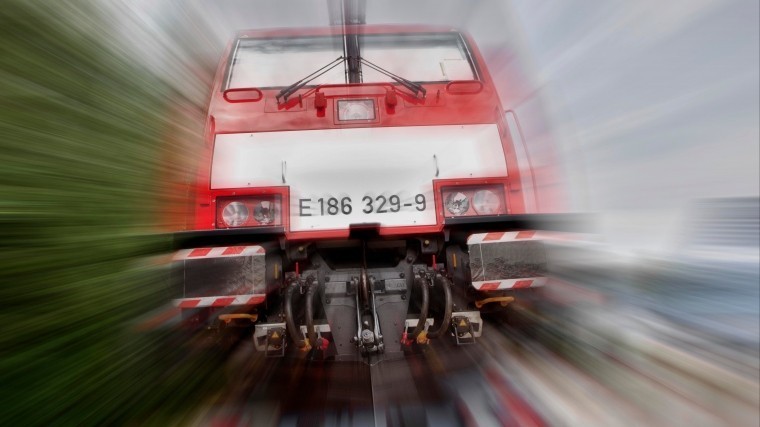 Удивительные кадры: В США водитель в последнюю секунду ушел от столкновения с поездом