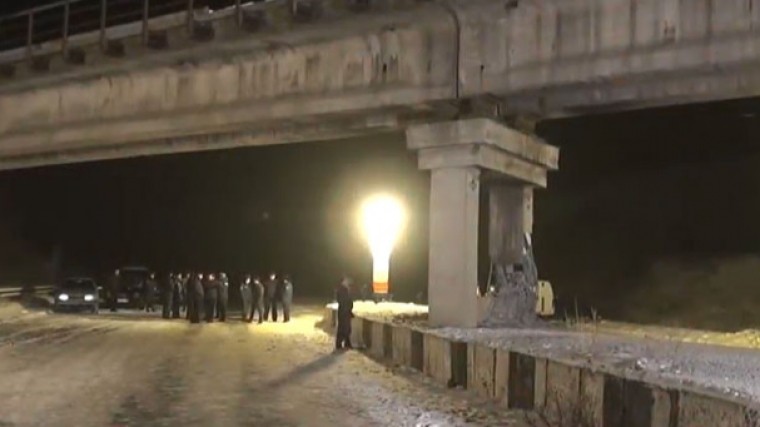 Неизвестные подорвали опору железнодорожного моста в Донецке — видео