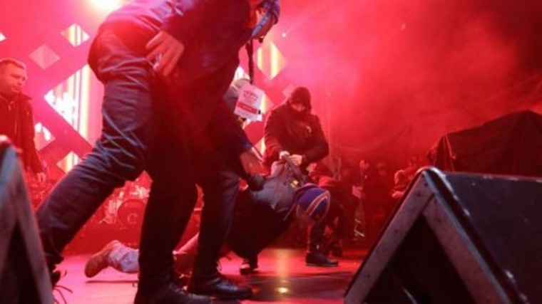 Видео нападения на мэра Гданьска с ножом на благотворительном концерте