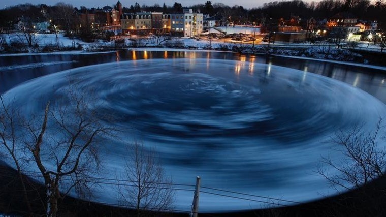 Жители Уэстбрука спорят о происхождении огромного ледяного диска на реке