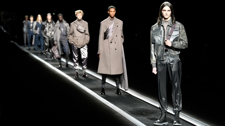 Видео: Dior представил осеннюю коллекцию одежды для мужчин
