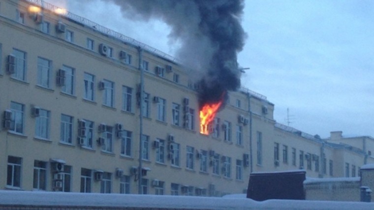 Пожар произошел в здании Арбитражного суда в Петербурге — видео