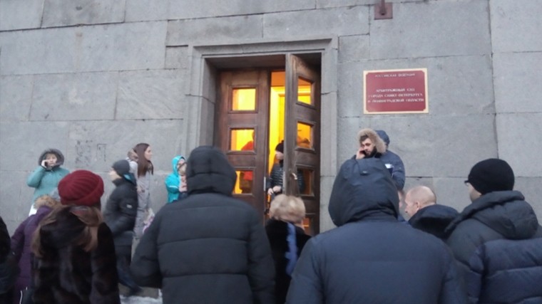 Спасатели вывели из загоревшегося здания Арбитражного суда в Петербурге 100 человек