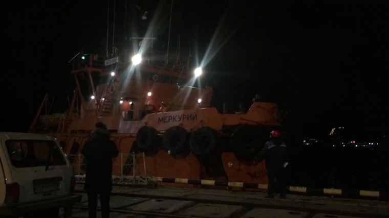 Видео: судно со спасенными из пожара моряками прибыло в Керчь