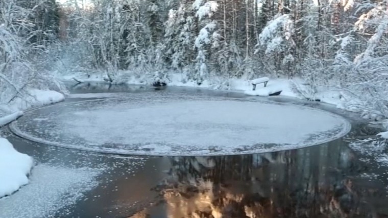Идеальный ледяной круг на реке в Финляндии — завораживающие кадры