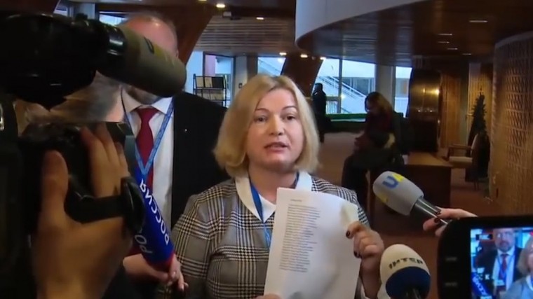 Видео: украинский депутат обозвал и толкнул российскую журналистку