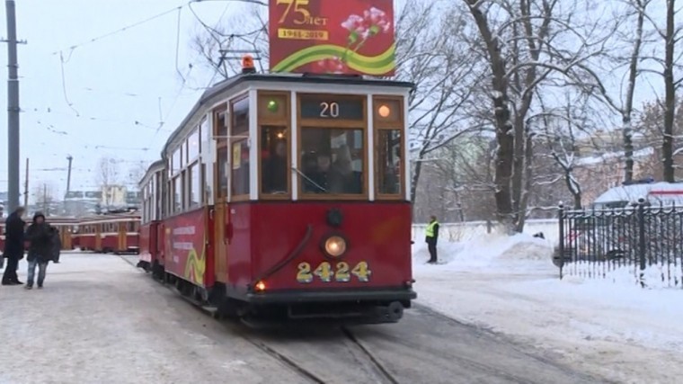 Блокадный трамвай отправился в мемориальный рейс по Петербургу