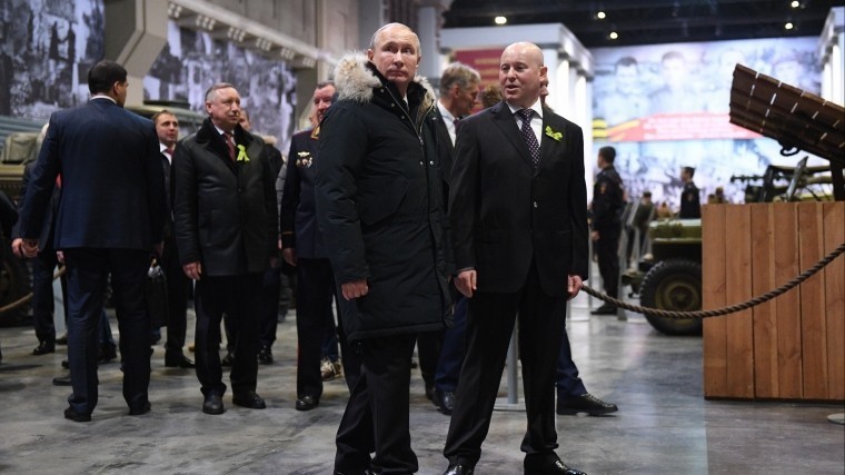 Путин посетил выставку “Ленрезерва” в день годовщины снятия блокады Ленинграда