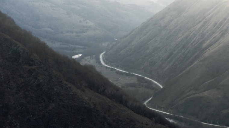 Автомобиль рухнул в пропасть на юге Чечни, трое погибли