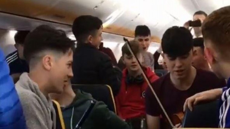 Ирландские студенты устроили музыкальное шоу на борту самолета — видео