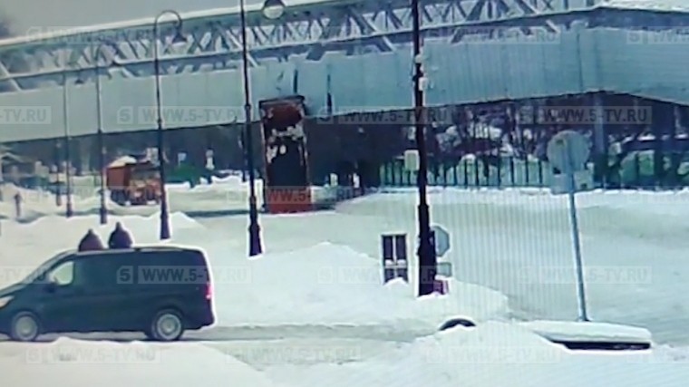 В Петербурге грузовик с поднятым кузовом врезался в мост — видео