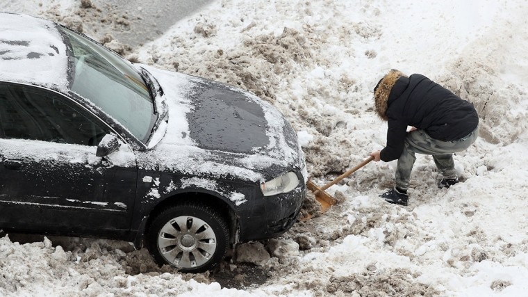Метель и сугробы по пояс: Как Петербург борется с чрезвычайным снегопадом