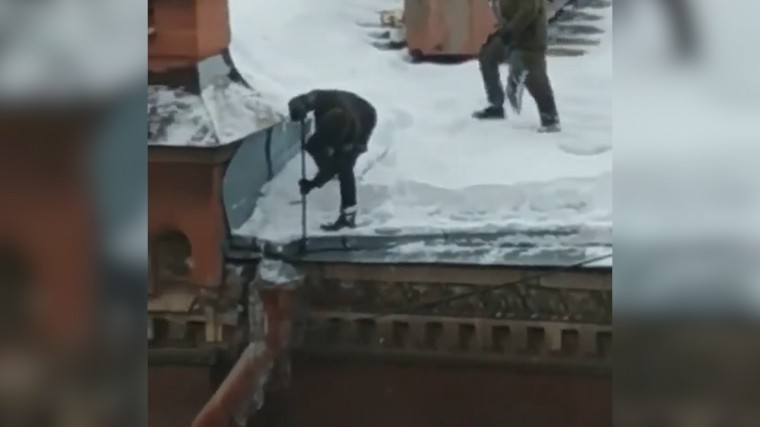 Видео: Как сосульки сбивают вместе с трубами в Санкт-Петербурге
