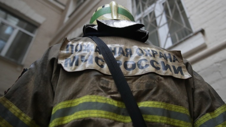 Появились кадры тушения мощного пожара на предприятии под Иркутском