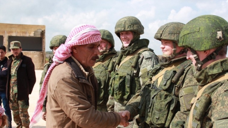 Жители Телль-Ханзир в Сирии поздравили российских военных с 23 февраля — фото