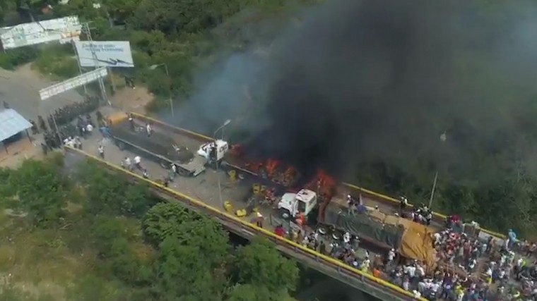 Видео: Грузовики с гуманитарной помощью были сожжены на границе с Колумбией