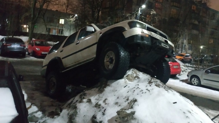 «Воет на луну»: Новый способ парковки авто — лайфхак из Петербурга