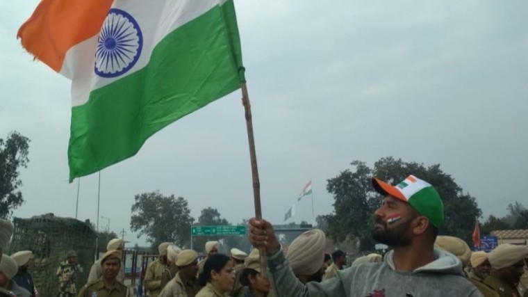 Видео: Пакистан отправил на родину индийского военного летчика