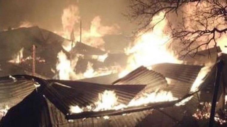 Видео с места чудовищного пожара в Дагестане, который охватил сразу несколько домов