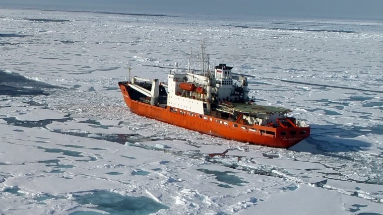 Видео: Два судна застряли во льдах в районе Курил
