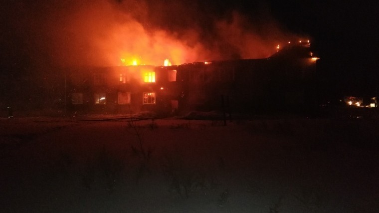 Видео: Два человека погибли во время пожара в общежитии в Красноярском крае