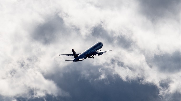 Видео: Летевший из Бахрейна в Москву пассажирский самолет приземлился в Баку