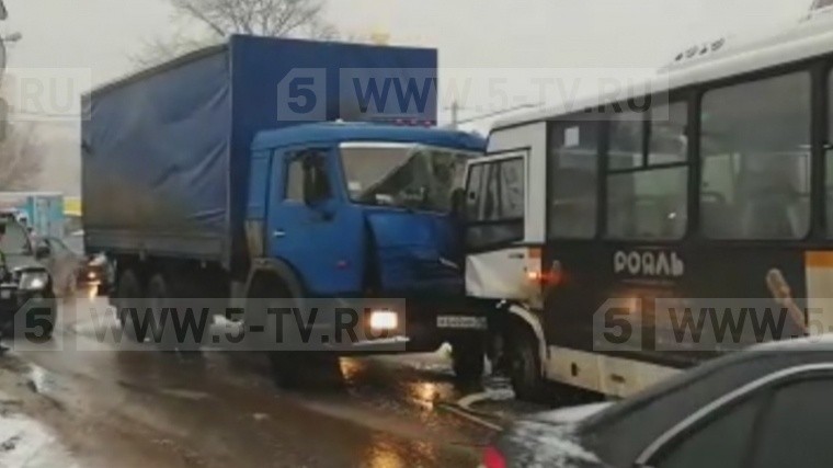 Видео: Пятеро детей пострадали в аварии с автобусом в Мытищах