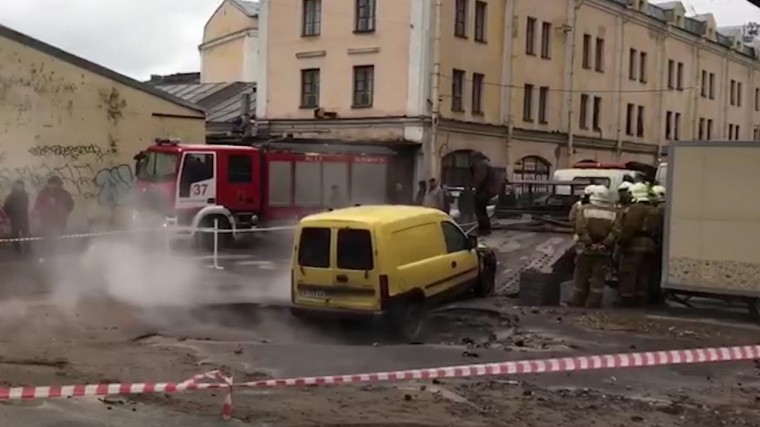 Автомобиль провалился в яму в центре Петербурга — видео