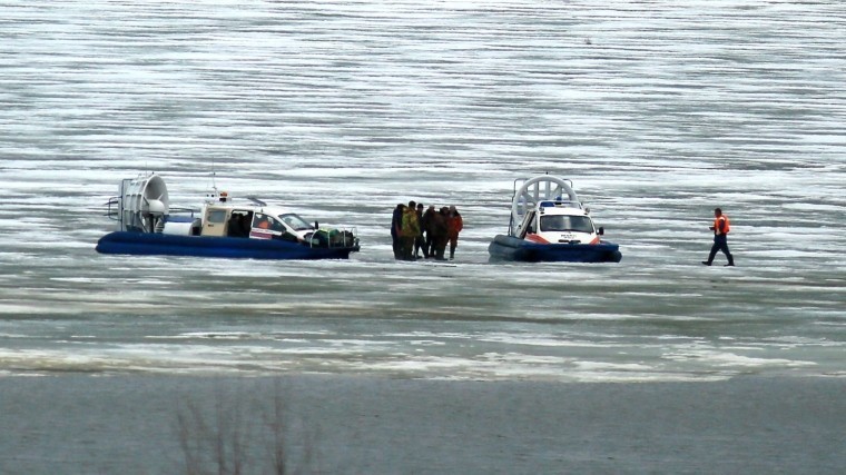 Подростков спасли с дрейфовавшей льдины в Петербурге