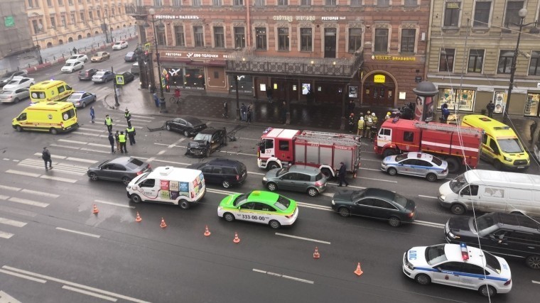 «Он шел на красный»: Очевидец рассказал о ДТП на Невском проспекте в Петербурге