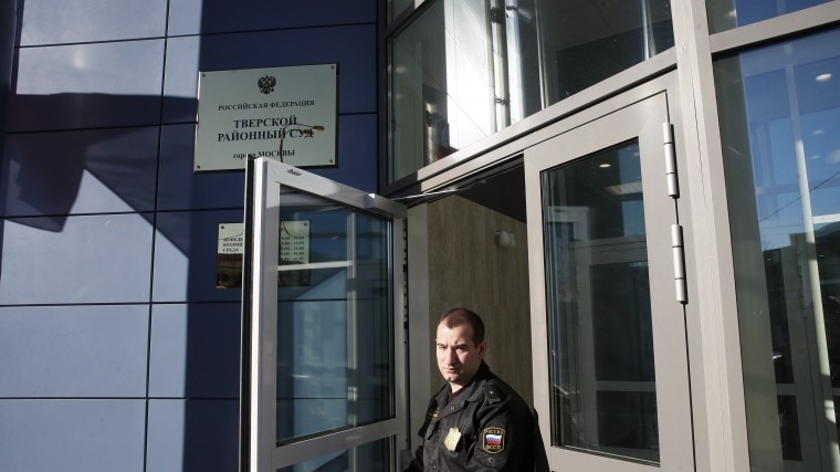 Мужчина с ножом набросился на пристава в Тверском суде Москвы