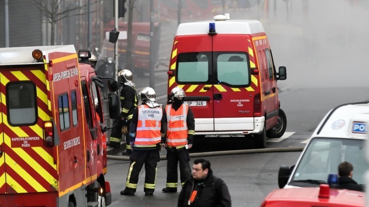 В Париже после взрыва полыхает жилой дом