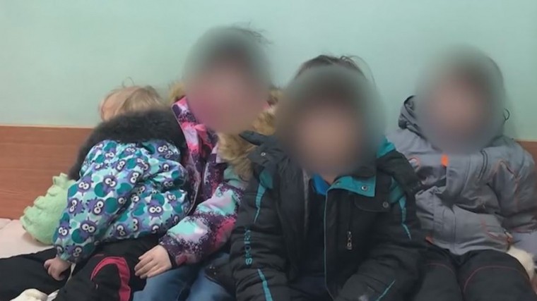 Видео: Россиянка годами прятала детей в захламленной квартире и кормила отходами